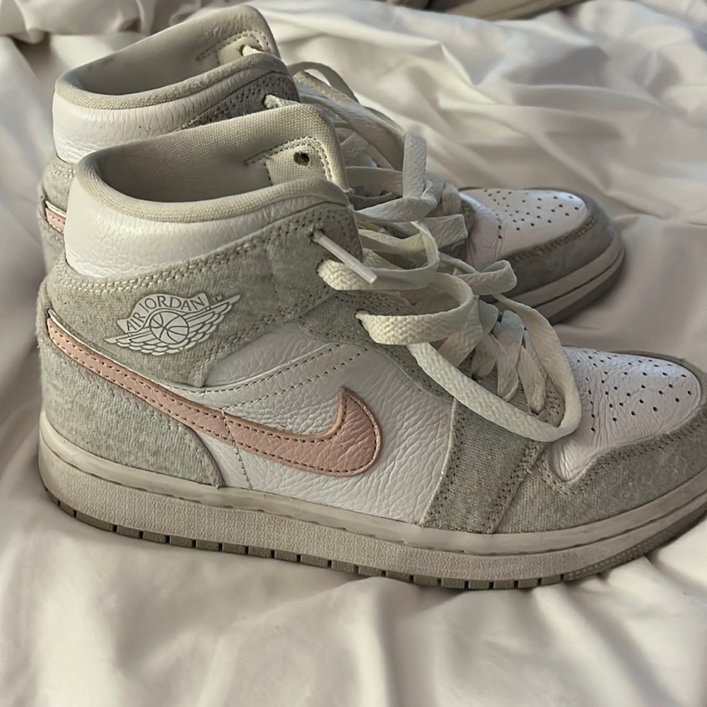 Jordan’s in size 6 in women’s! little creased. worn a couple times.
